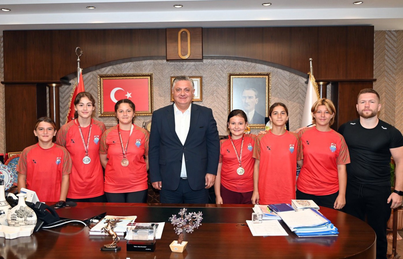 BAŞKAN GÜREL DERECE ELDE EDEN GÜREŞÇİLERİ AĞIRLADI