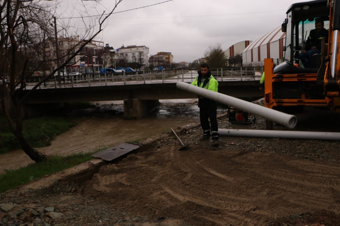 2.ETAP BİSİKLET YOLUNUN YAĞMUR SUYU GEÇİŞLERİ YAPILIYOR