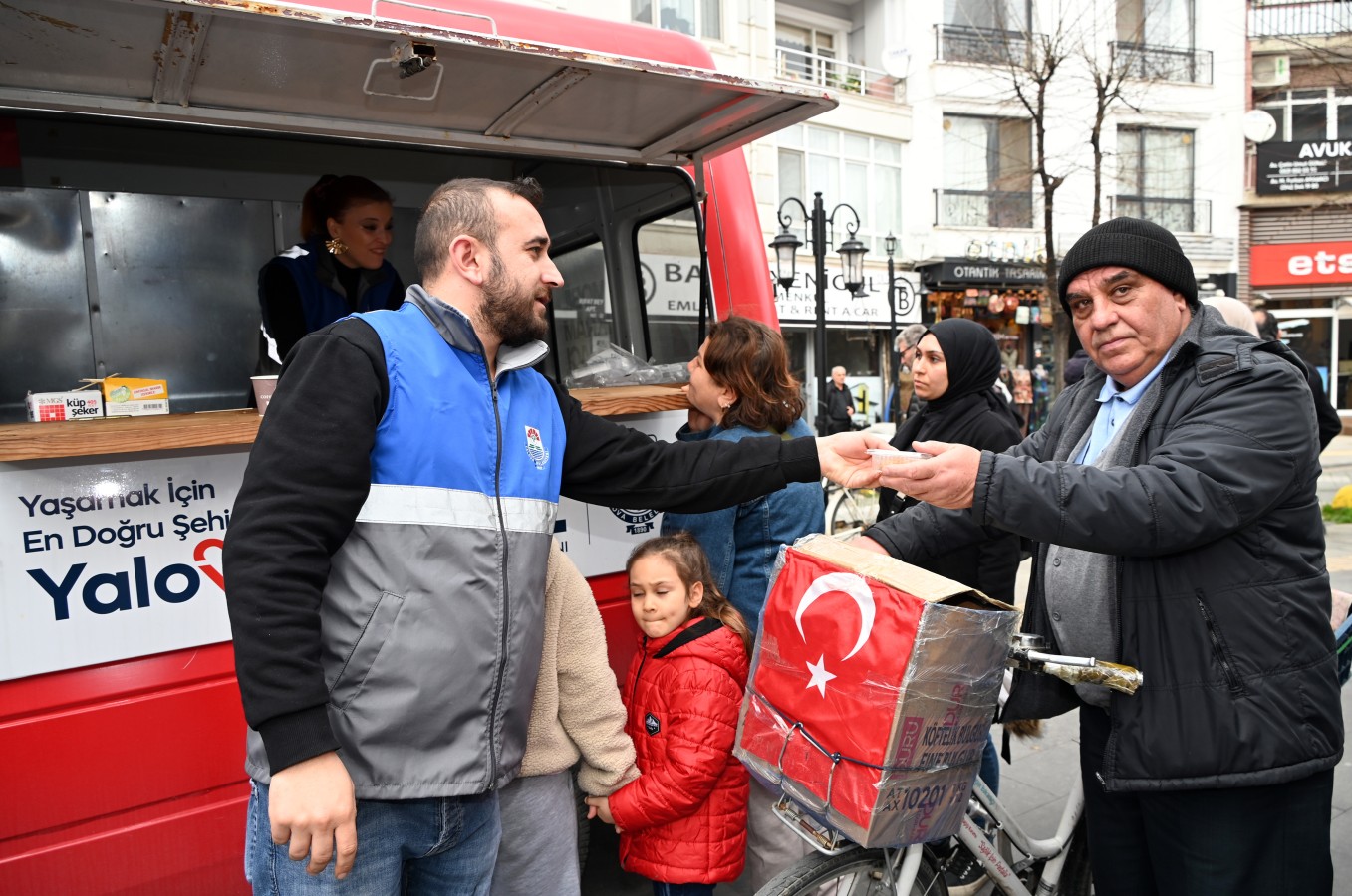 6 ŞUBAT'IN YILDÖNÜMÜNDE VATANDAŞLARIMIZA HELVA İKRAM ETTİK