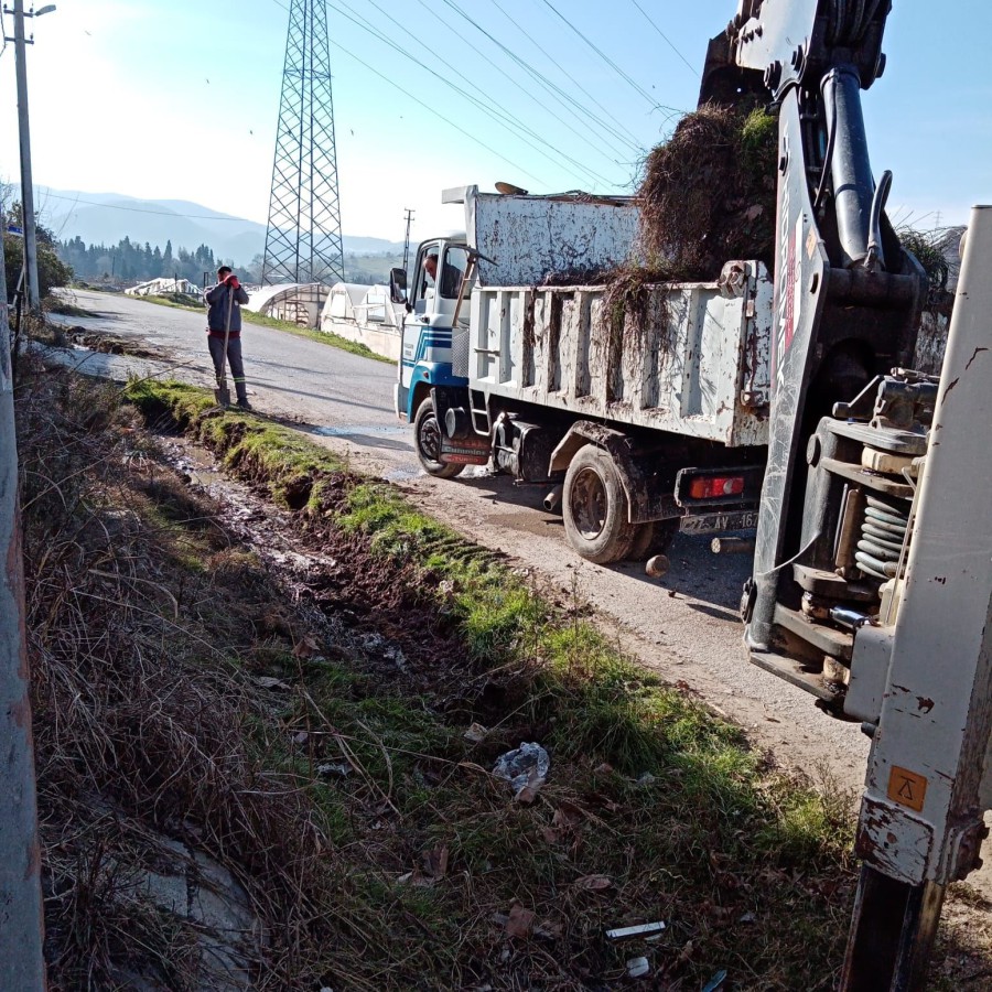 AÇIK SU KANALLARI TEMİZLENİYOR