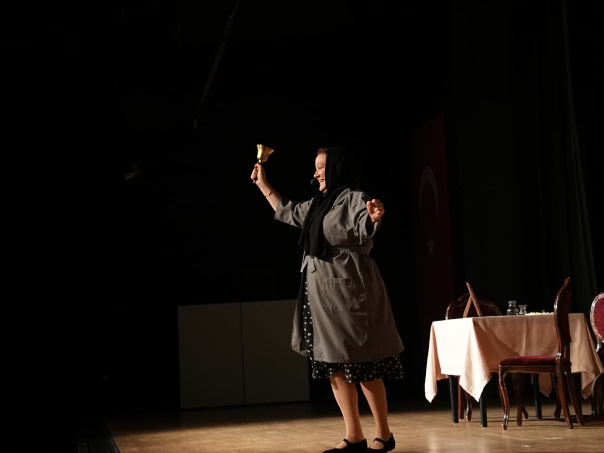 ADİLE NAŞİT’İN KAHKAHALARININ ARDINDAKİ HÜZÜN YALOVA’DA SAHNEYE TAŞINDI