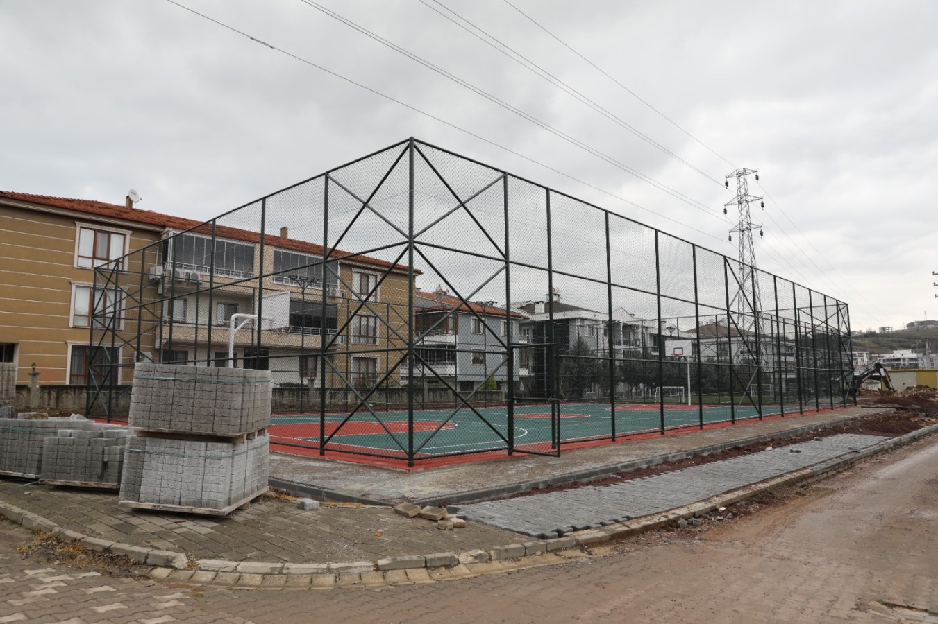 ADNAN MENDERES MAHALLESİ’NE ÇOK AMAÇLI SAHA VE HALI SAHA YAPILDI