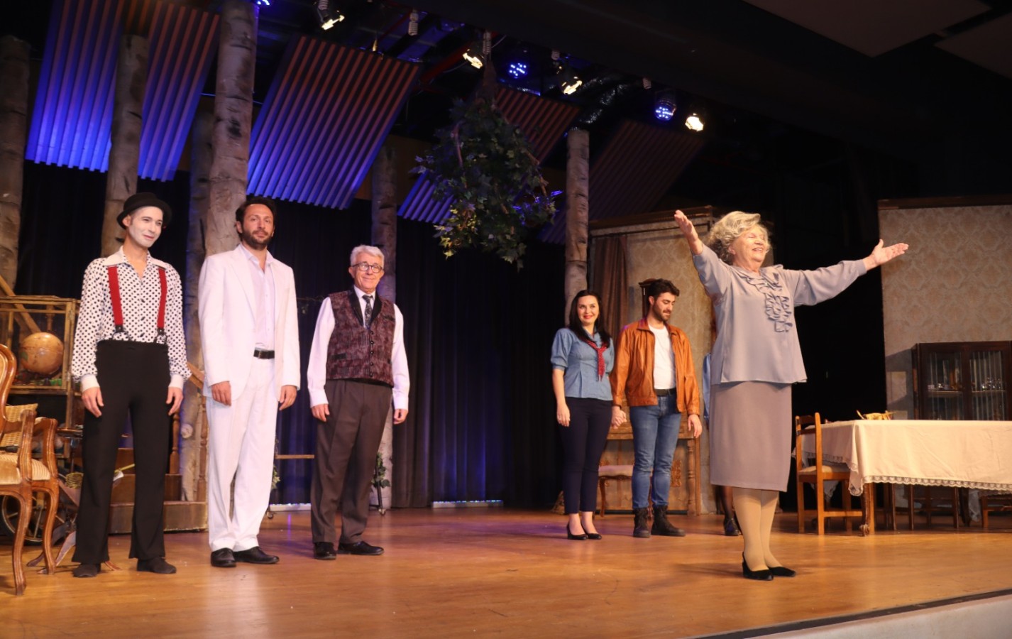 ‘AĞAÇLAR AYAKTA ÖLÜR’ AYAKTA ALKIŞLANDI