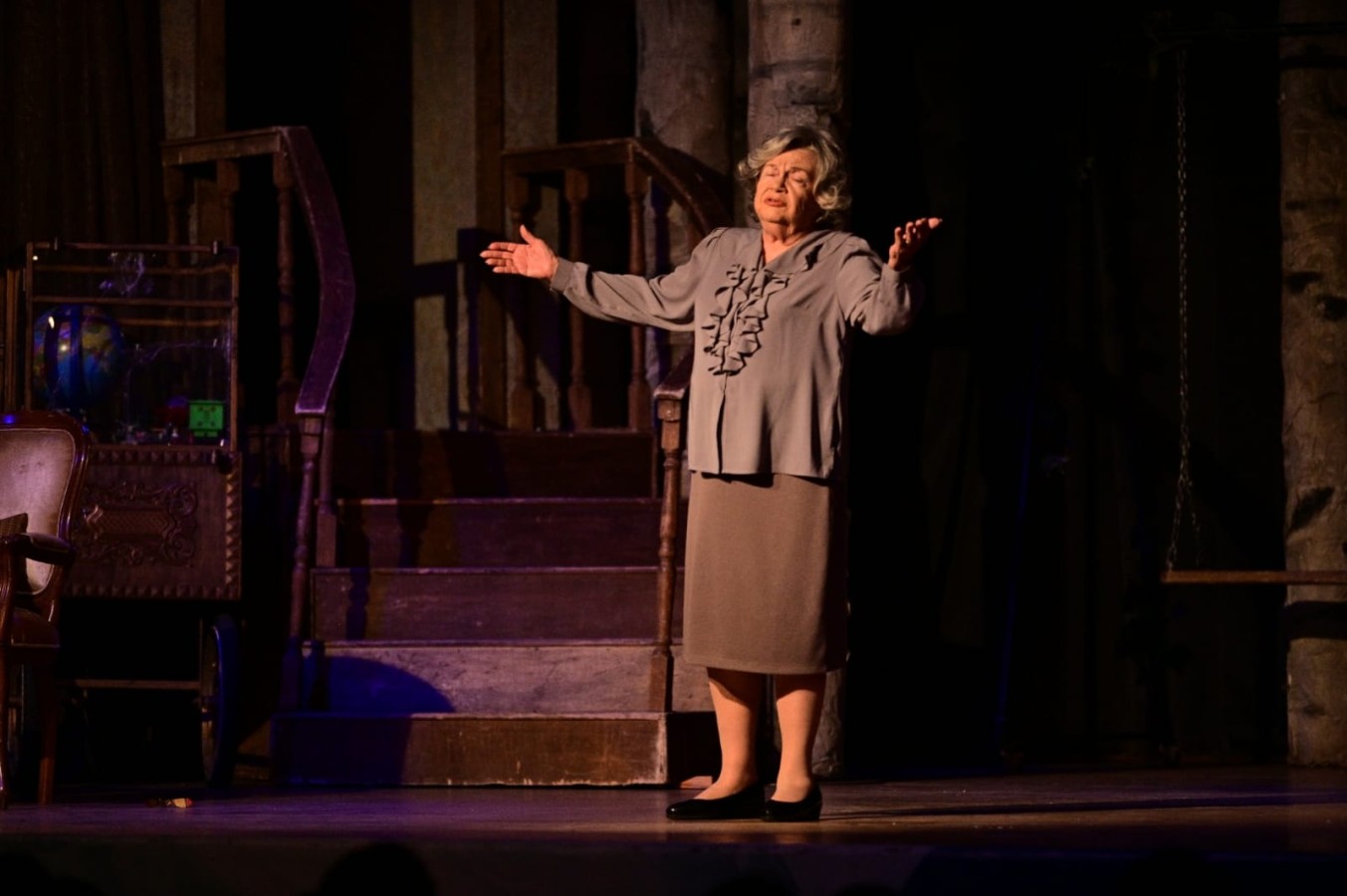 “AĞAÇLAR AYAKTA ÖLÜR” İSİMLİ TİYATRO BÜYÜK ALKIŞ ALDI