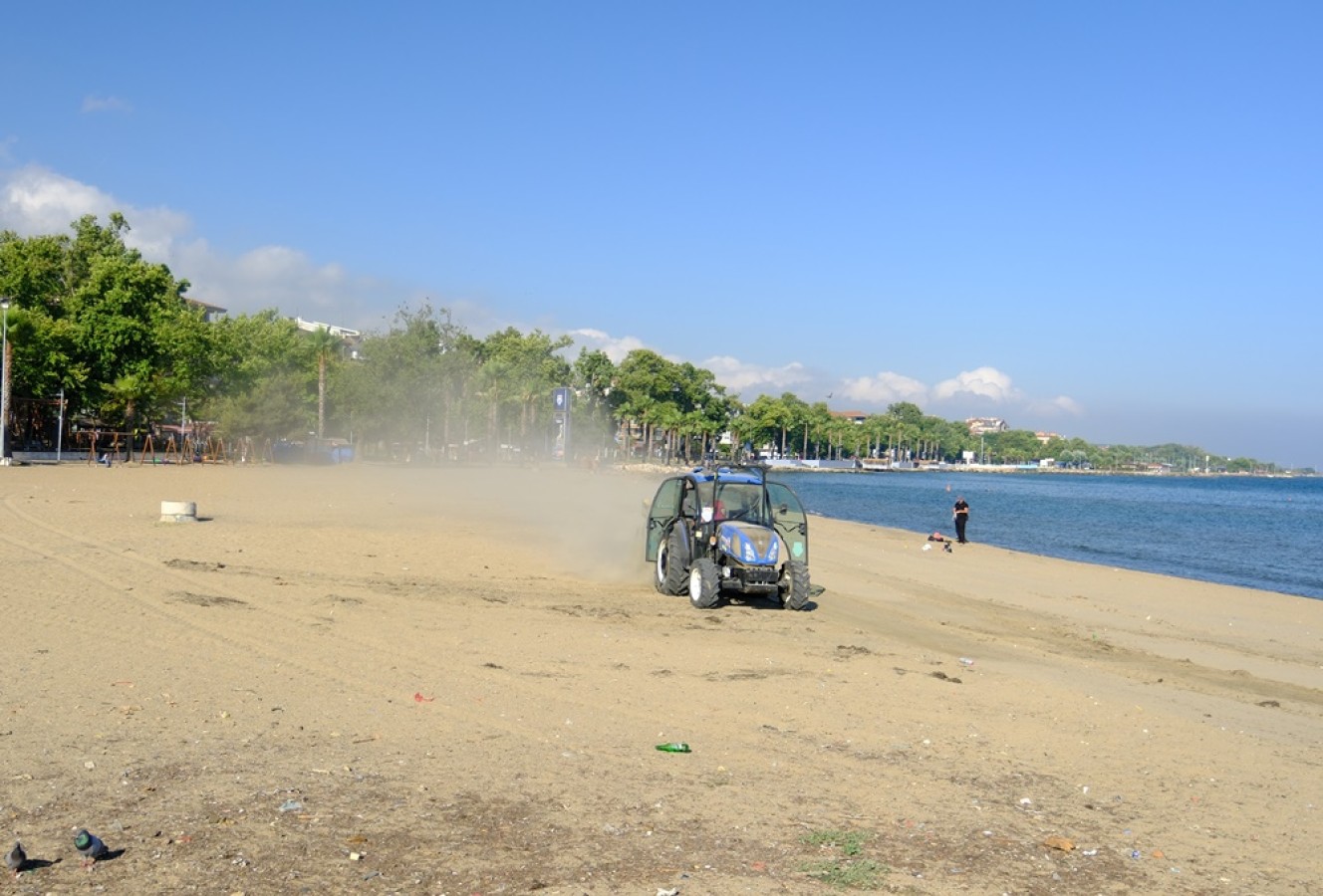 AKASYA PLAJI DÜZENLİ OLARAK TEMİZLENİYOR