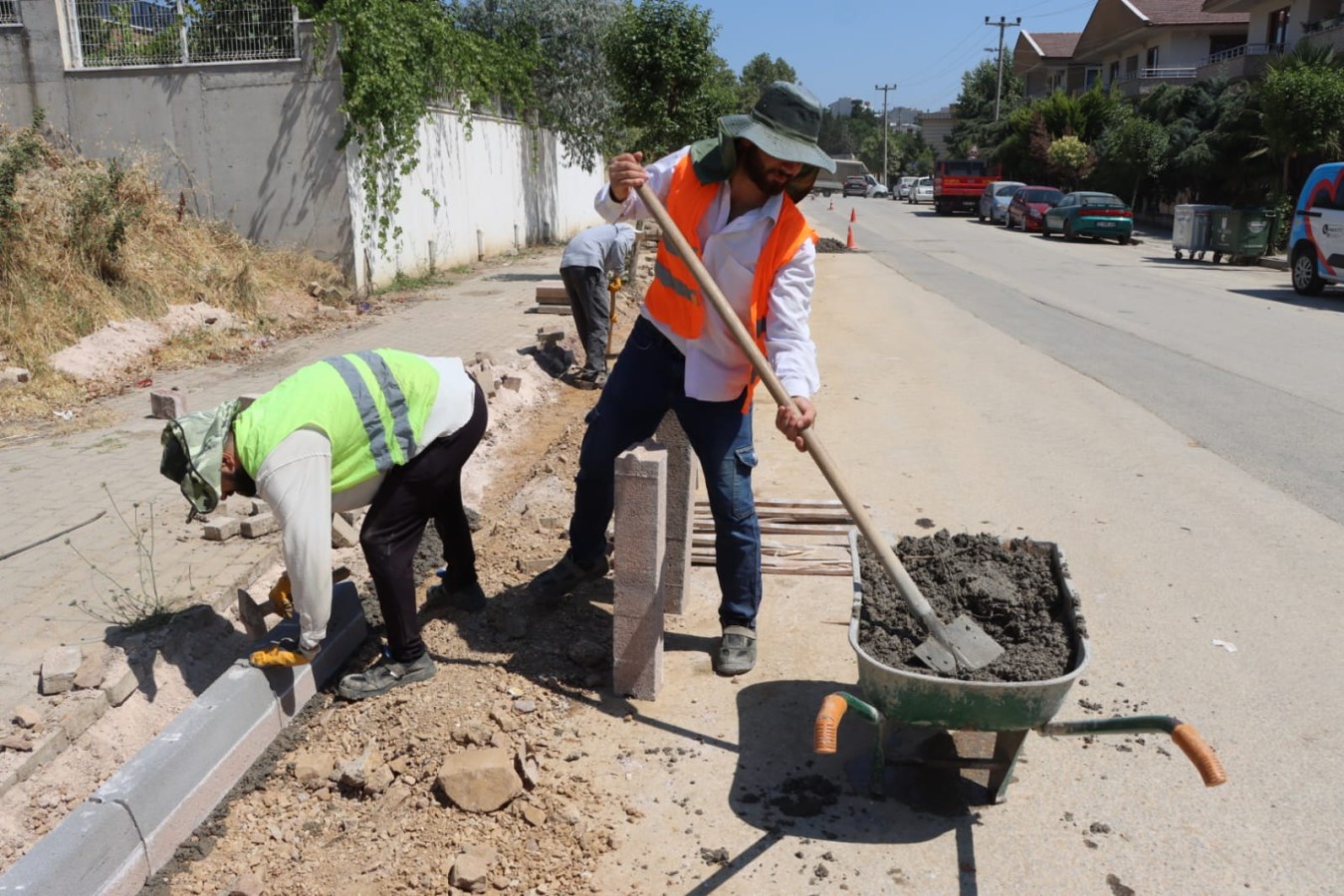 ALİ ŞENER CADDESİ’NDE  ALTYAPI VE KALDIRIM ÇALIŞMALARI DEVAM EDİYOR