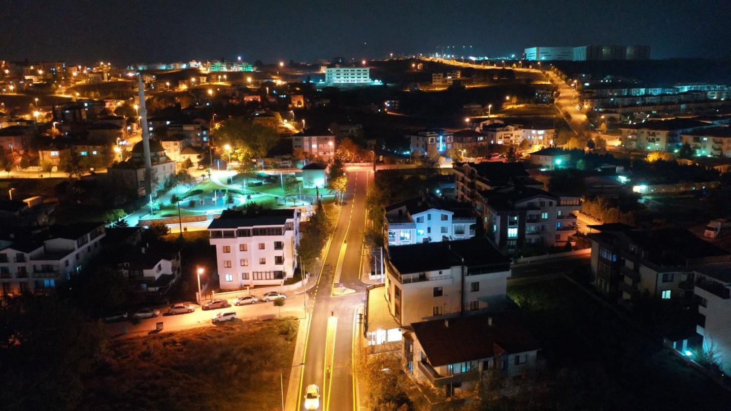 ALTYAPISI VE ASFALTLAMASI TAMAMLANAN CADDE VE SOKAKLARIN ÇİZGİLERİ ÇİZİLDİ