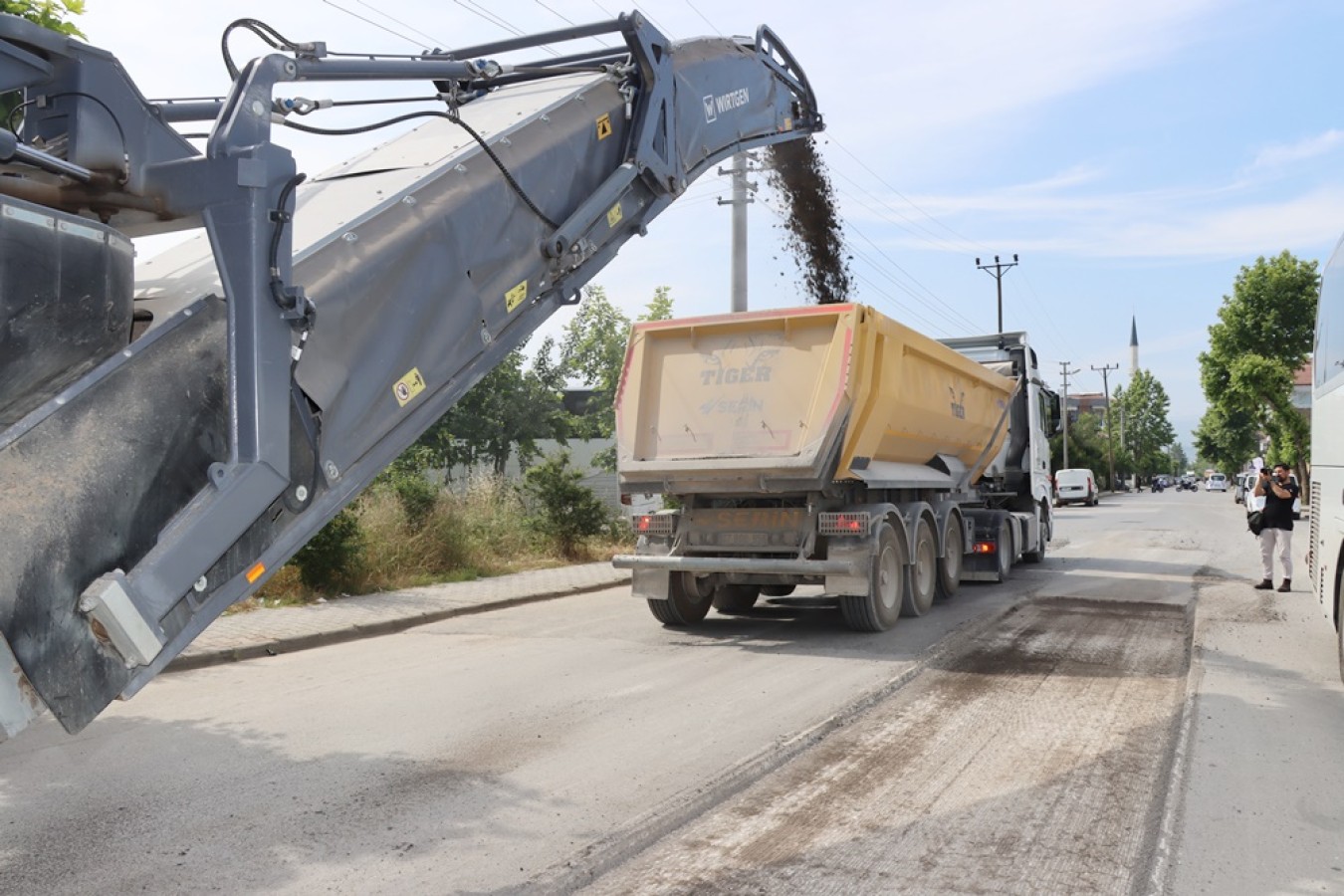 ASFALT ÇALIŞMALARI HAVALARIN ISINMASIYLA BİRLİKTE BAŞLADI