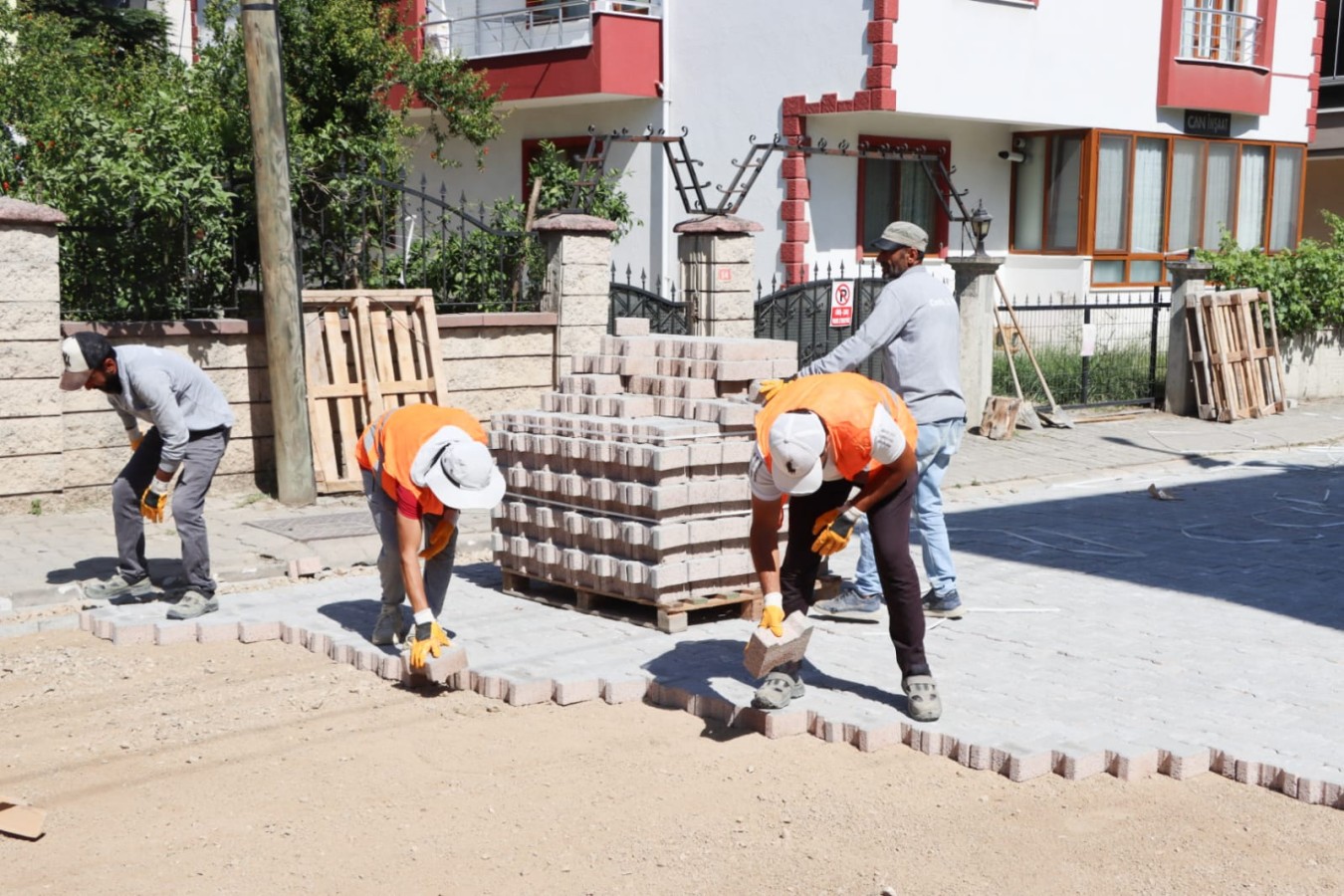 AZİZ SOKAK'TA PARKE TAŞ DÖŞEME ÇALIŞMASI YAPILIYOR
