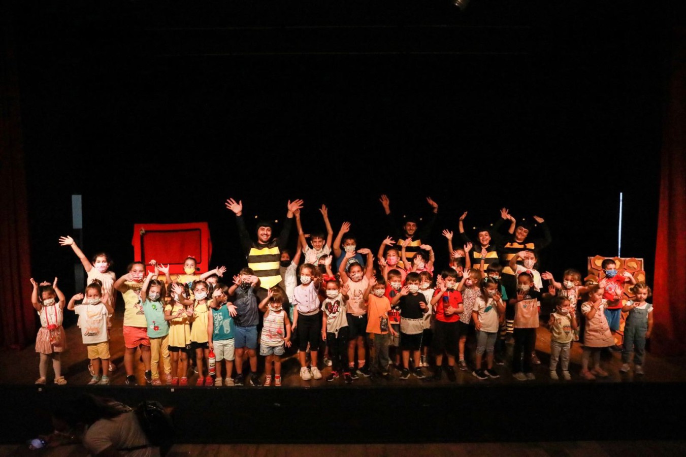 BAL ARILARI AYRI KALIRSA İSİMLİ OYUN ÇOCUKLARLA BULUŞTU