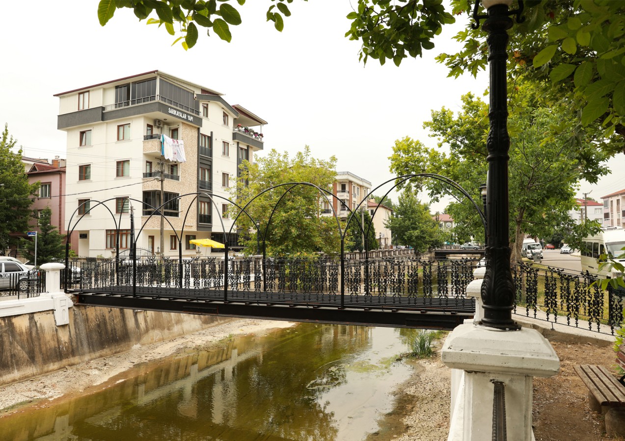 BALABAN DERESİ ÜZERİNE YAYA KÖPRÜSÜ KONULDU