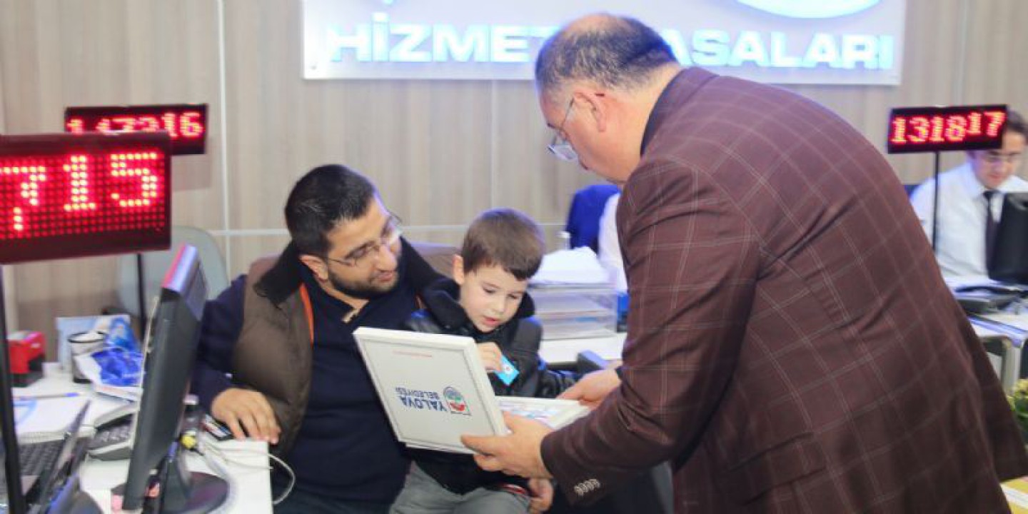 Başkan Çikolata İkram Etti