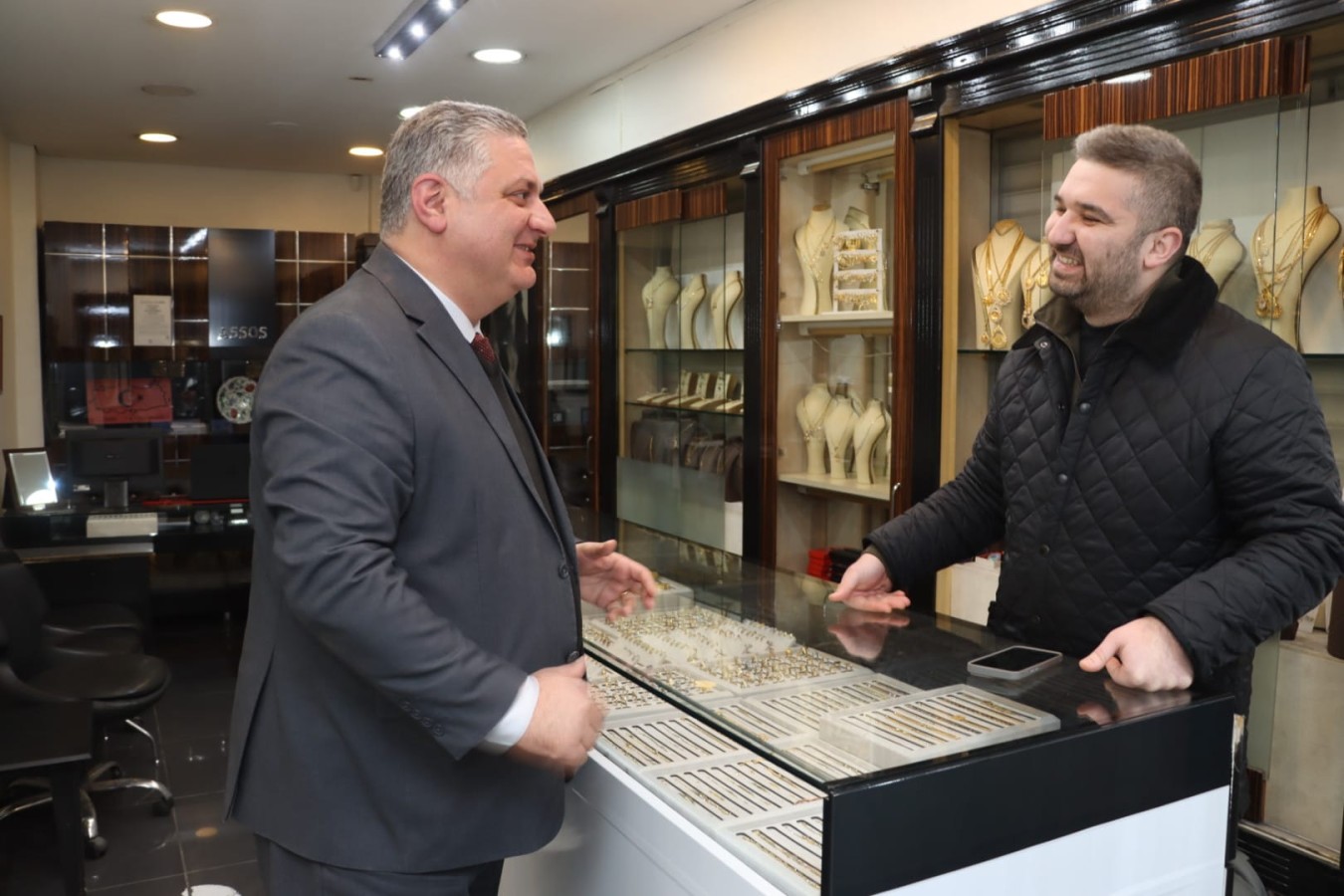 BAŞKAN GÜREL İFTAR SAATİ ÖNCESİ ESNAF VE VATANDAŞLARLA BİR ARAYA GELDİ