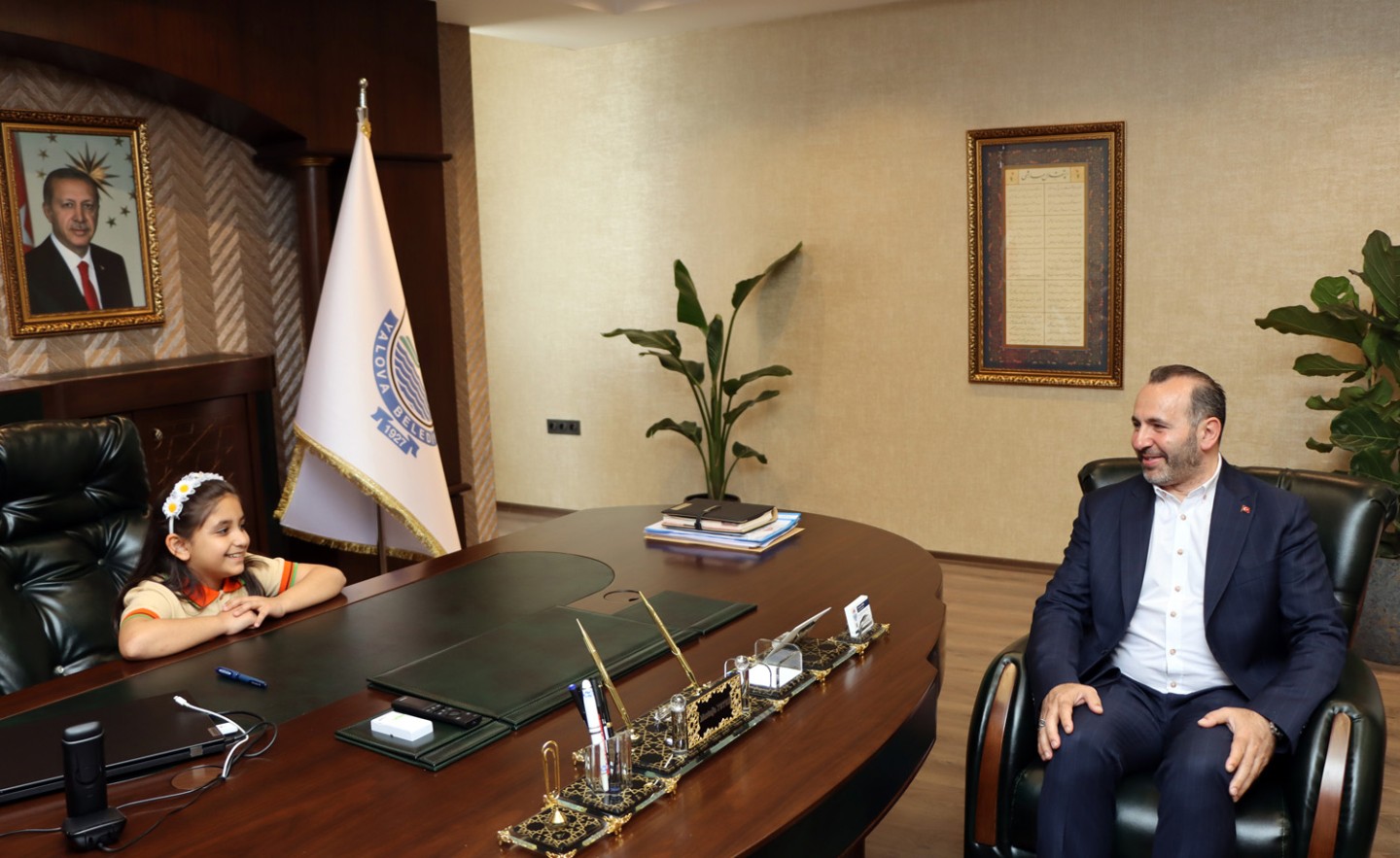 BAŞKAN KOLTUĞU ÇOCUKLARA DEVRETTİ