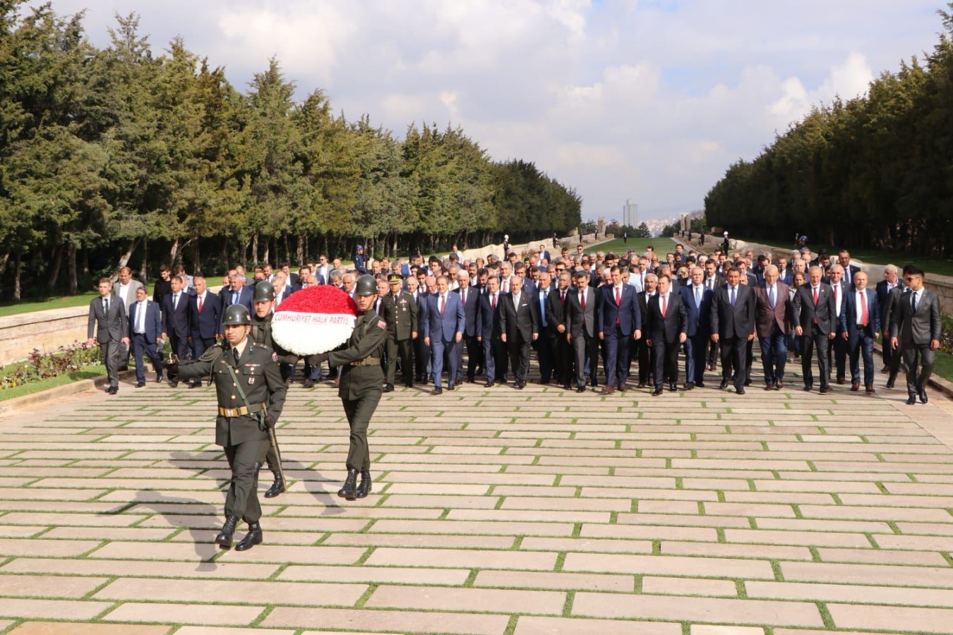 BAŞKAN SALMAN BELEDİYE BAŞKANLARI İLE ANITKABRİ ZİYARET ETTİ