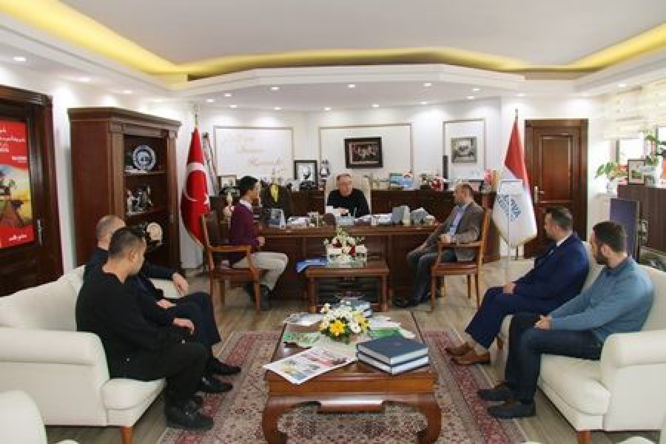 BAŞKAN SALMAN GENÇ TİYATROCULARI AĞIRLADI