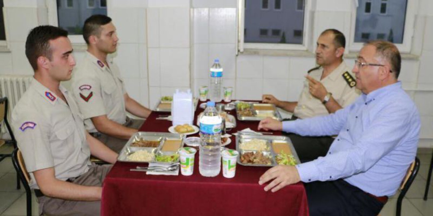 BAŞKAN SALMAN İFTARDA MEHMETÇİKLERE MİSAFİR OLDU