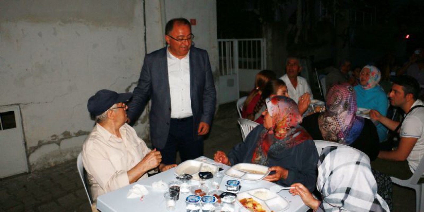 BAŞKAN SALMAN İFTARI EVİN SOKAK SAKİNLERİYLE YAPTI