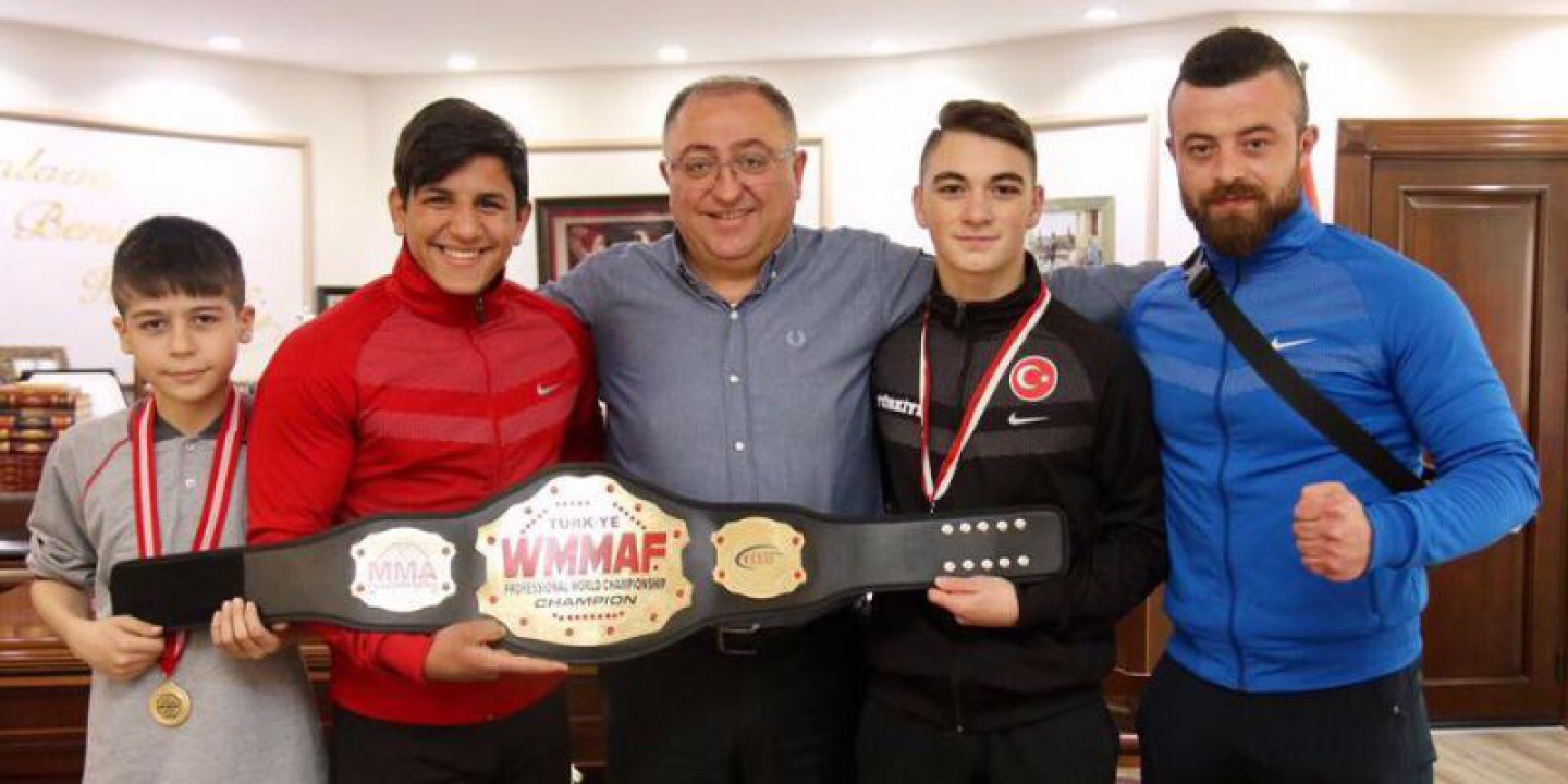 BAŞKAN SALMAN ŞAMPİYONLARI AĞIRLADI