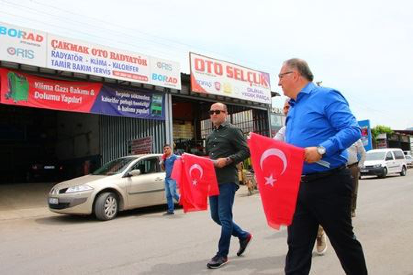 BAŞKAN SALMAN SANAYİ SİTESİ ESNAFINA BAYRAK DAĞITTI