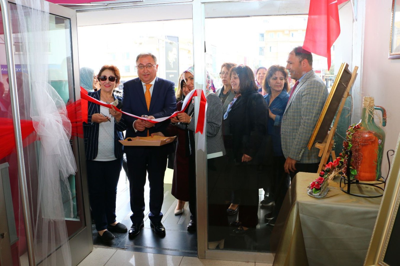 BAŞKAN SALMAN SERGİLERİN AÇILIŞLARINI YAPTI