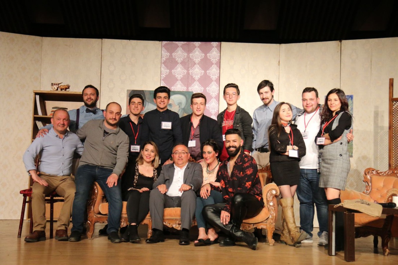 BAŞKAN SALMAN TİYATROLAR GÜNÜ’NDE BAVUL ADLI OYUNDA SAHNE ALDI