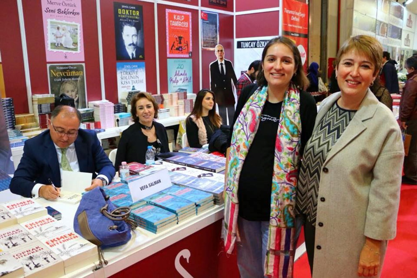 BAŞKAN SALMAN TÜYAP’DA OKURLARI İÇİN İMZA VERDİ