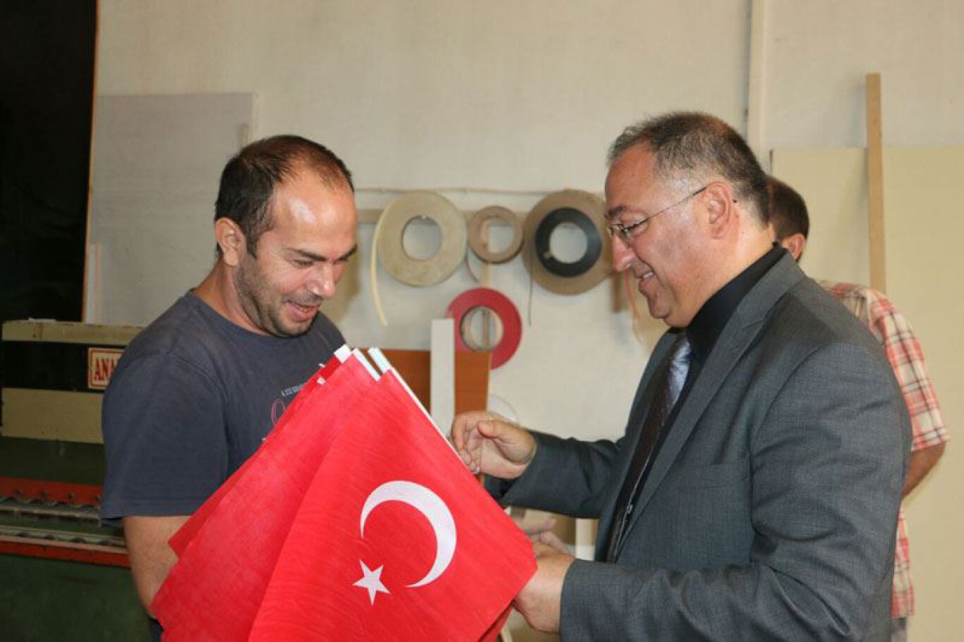 Başkan Salman’dan Esnafa Bayrak