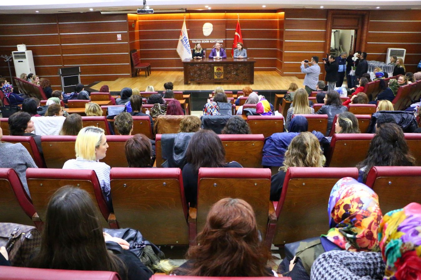 BAŞKAN SALMAN’DAN KADIN PERSONELLERE JEST