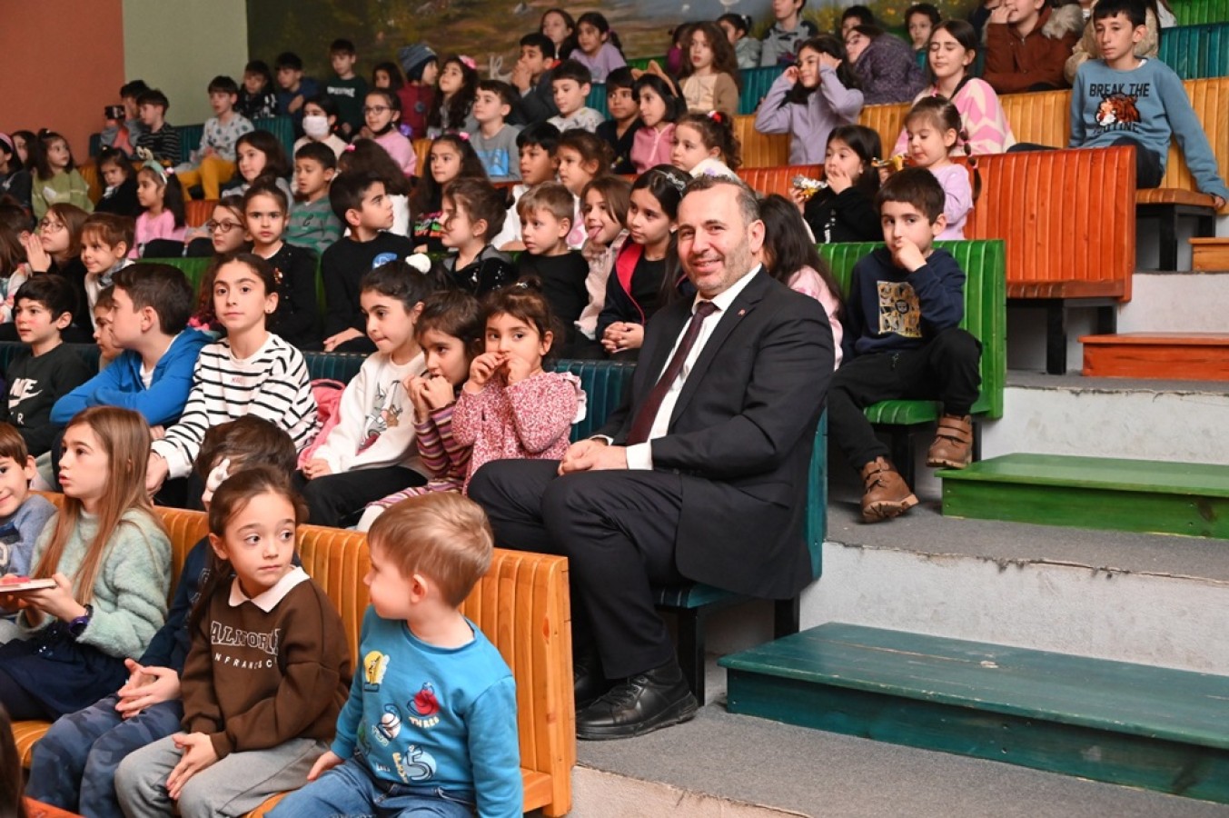 BAŞKAN TUTUK ÇOCUKLAR ARASINDA