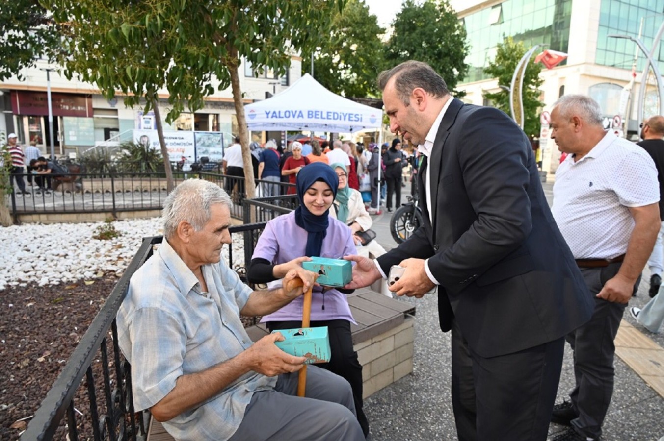 BAŞKAN TUTUK MEVLİD KANDİLİ DOLAYISIYLA VATANDAŞLARLA BİR ARAYA GELDİ