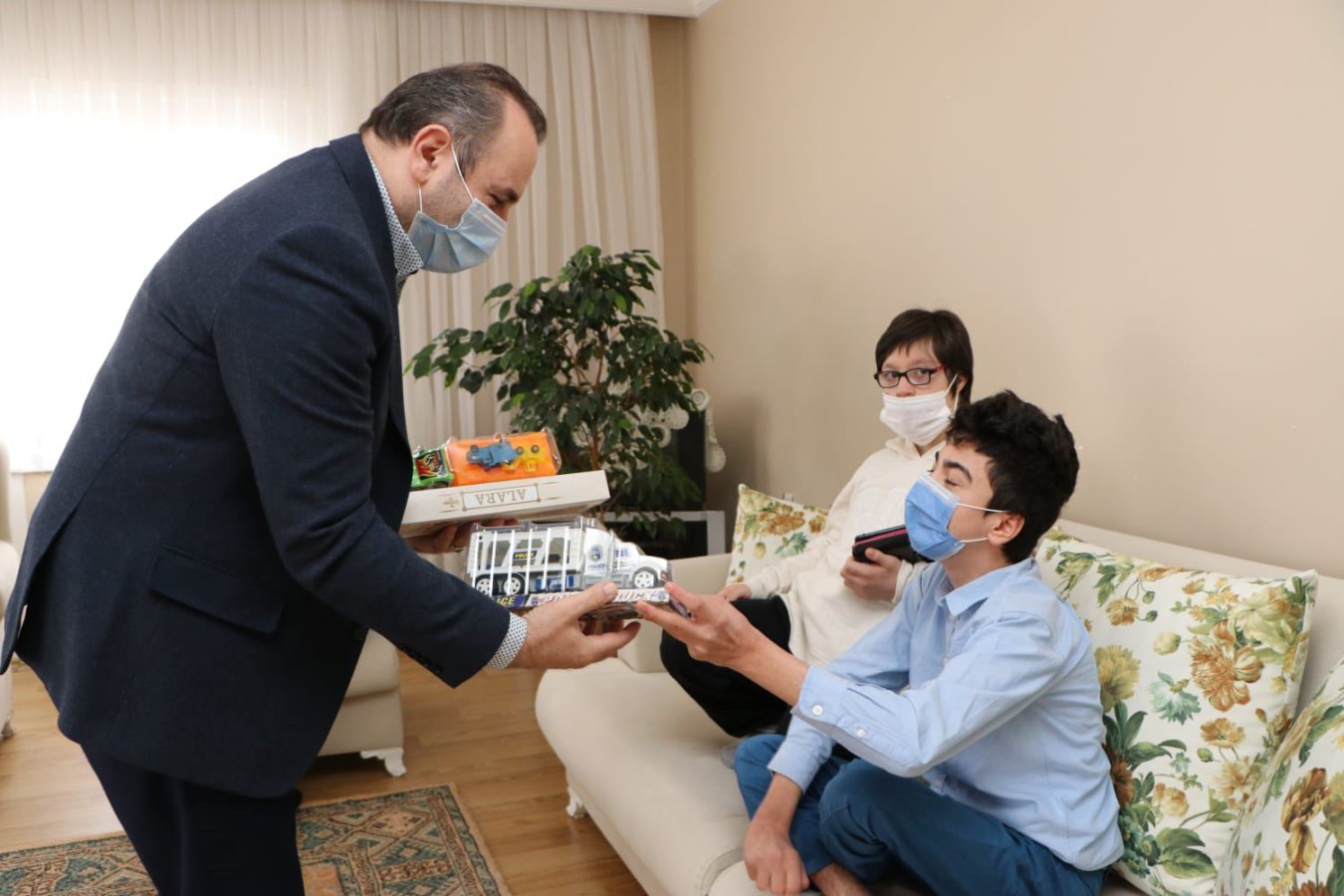 BAŞKAN VEKİLİ TUTUK, DOWN SENDROMLU BİREYLERİ ZİYARET ETTİ