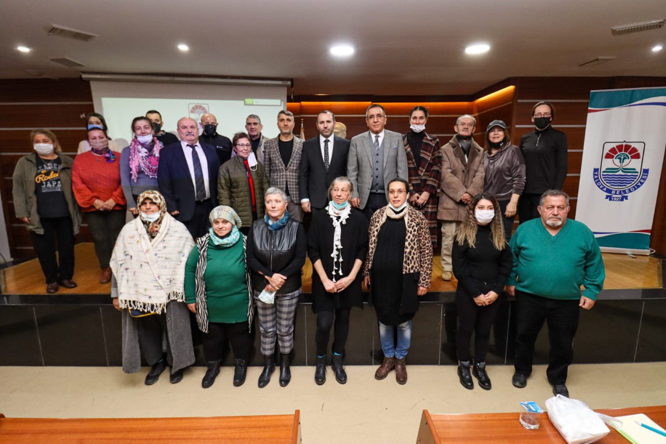 BAŞKAN VEKİLİ TUTUK HAYVAN SEVERLERE SERTİFİKALARINI TAKDİM ETTİ