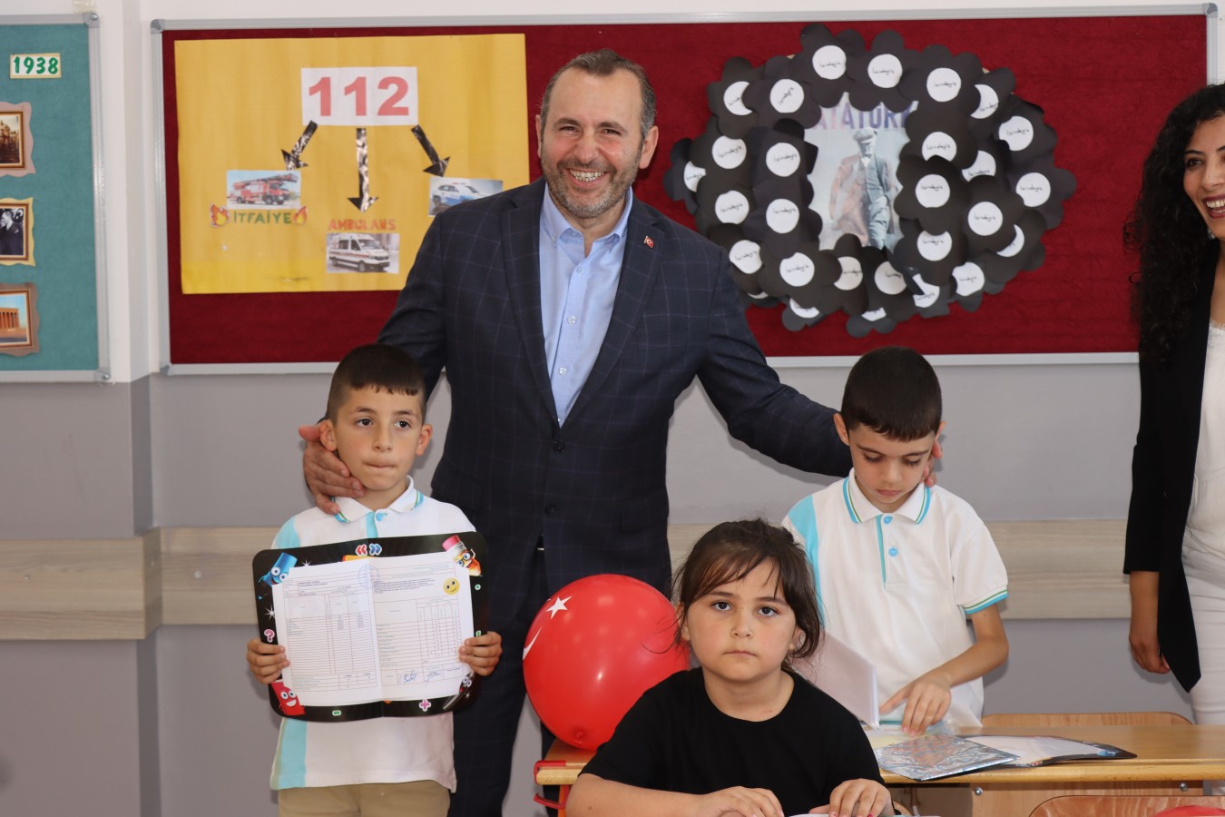 BAŞKAN VEKİLİ TUTUK, ÖĞRENCİLERİN KARNE HEYECANINA ORTAK OLDU