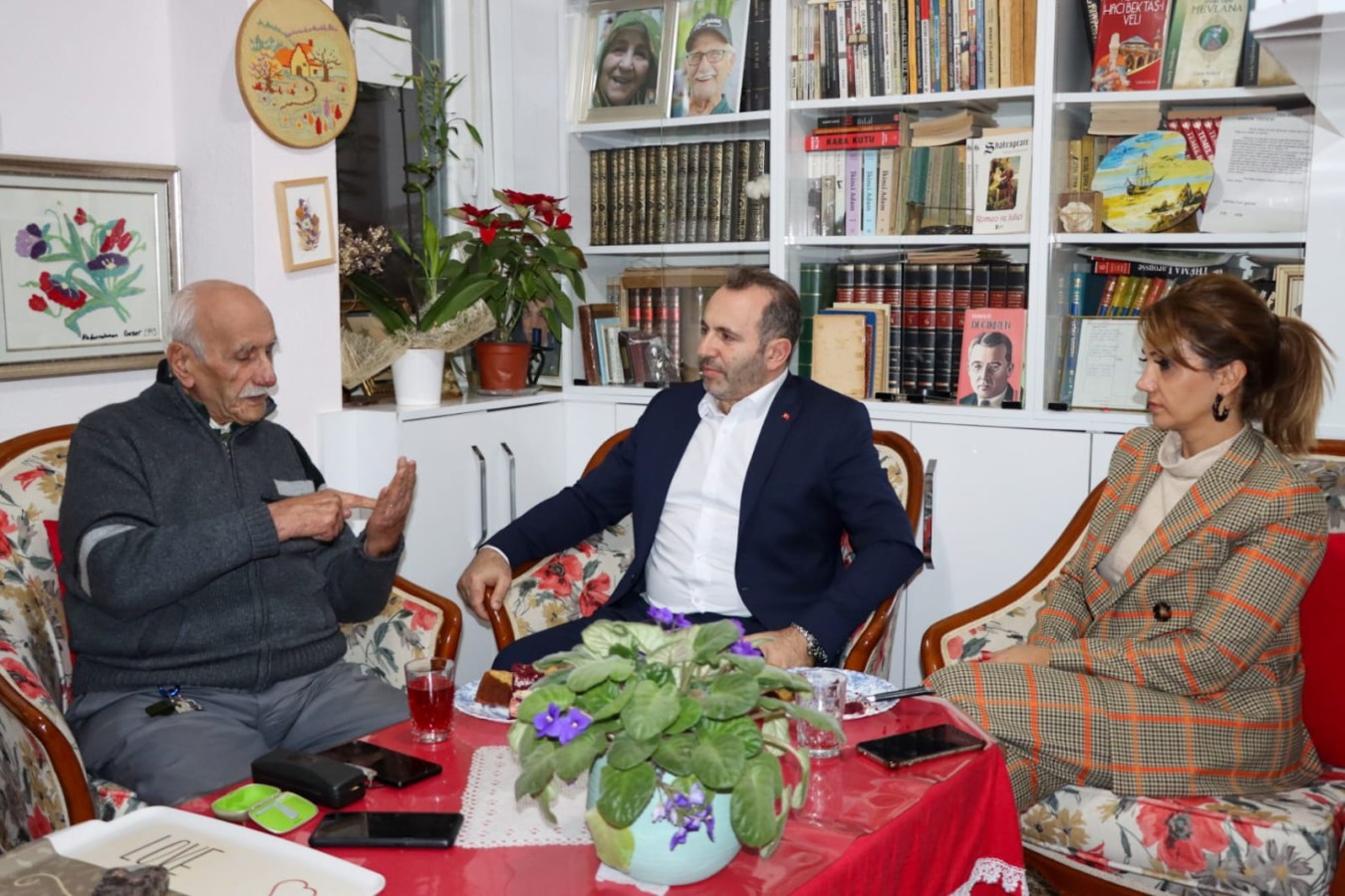 BAŞKAN VEKİLİ TUTUK VE EŞİNDEN GÖNÜLLERE DOKUNAN ZİYARETLER