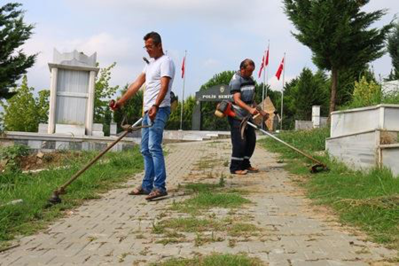 BAYRAM ÖNCESİ MEZARLIKLARA BAKIM
