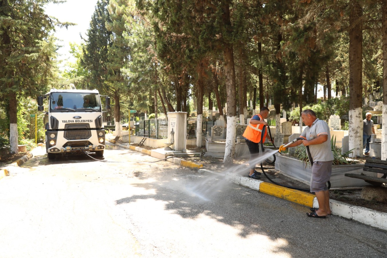 BAYRAM ÖNCESİ MEZARLIKLARDA TEMİZLİK YAPILIYOR