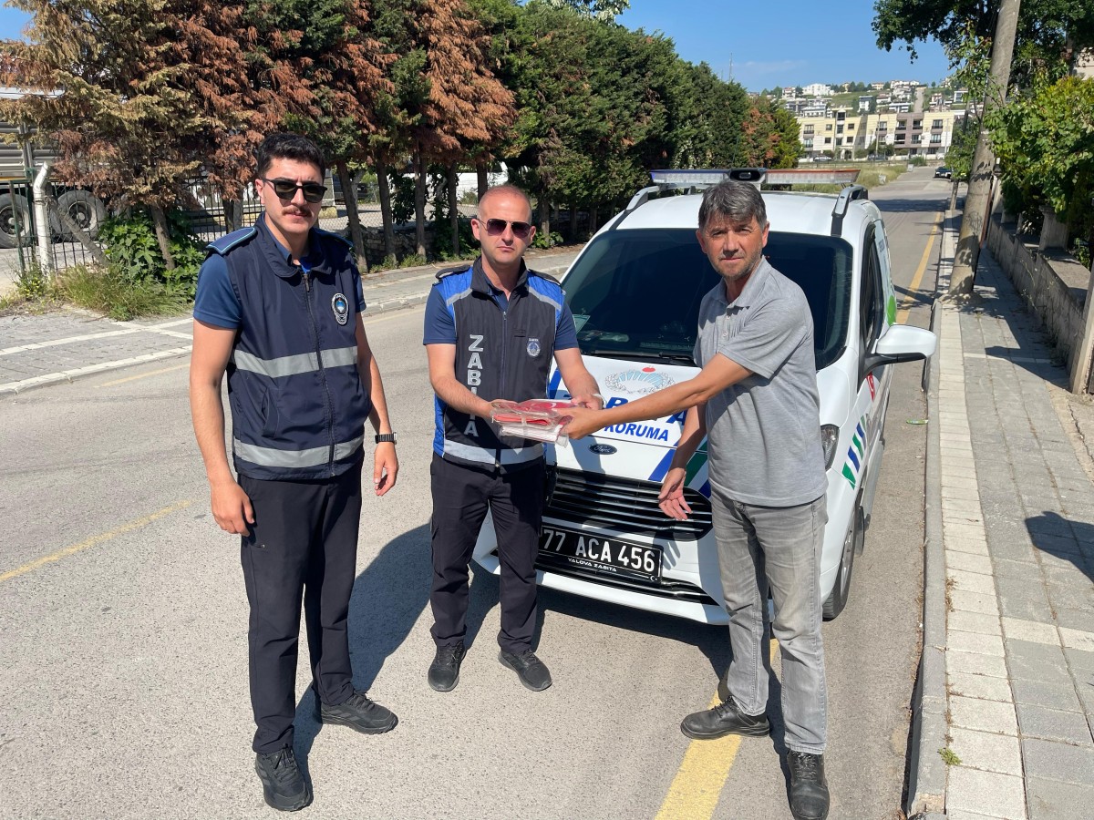 BELEDİYE PERSONELİNDEN ‘TÜRK BAYRAĞI’ HASSASİYETİ