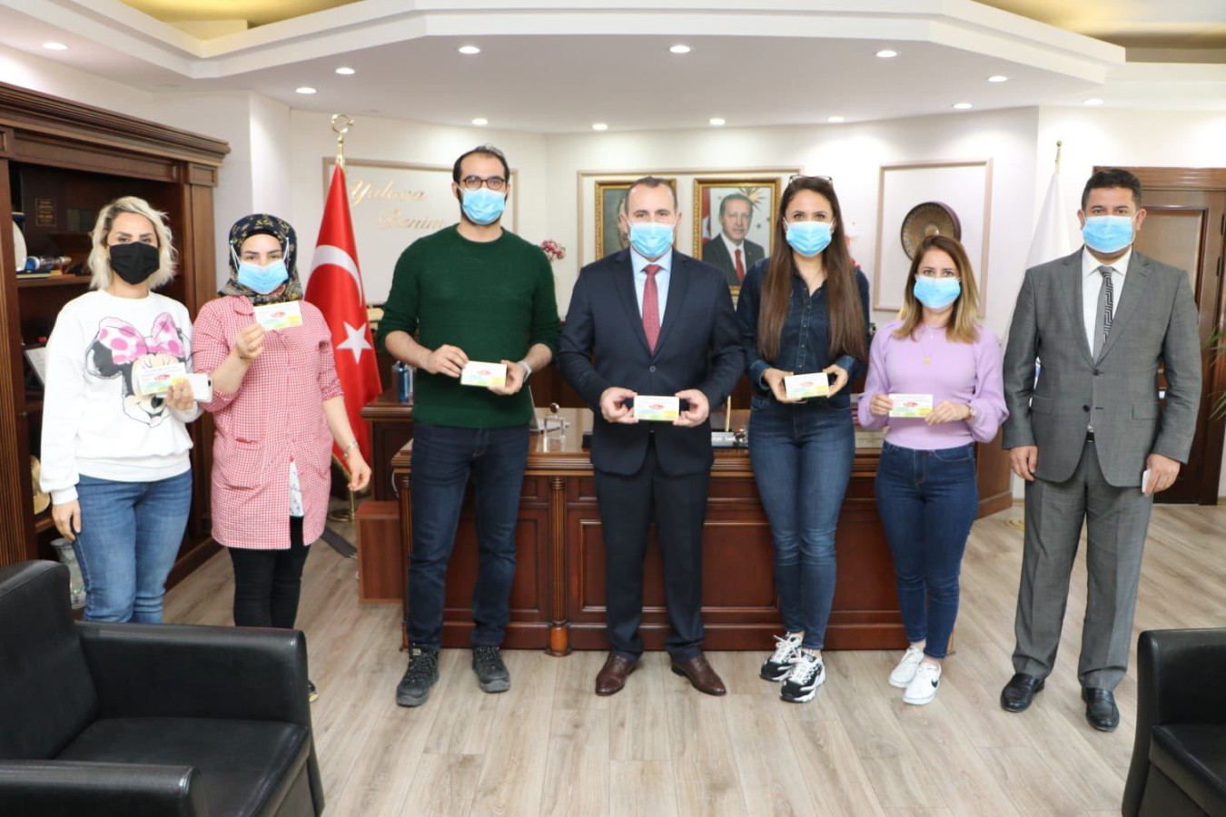 BELEDİYE PERSONELLERİNE RAMAZAN ÖNCESİ ALIŞVERİŞ FİŞLERİ DAĞITILDI