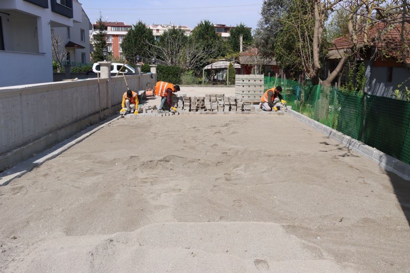 BERK SOKAK DA KİLİTLİ PARKE ÇALIŞMASI BAŞLADI