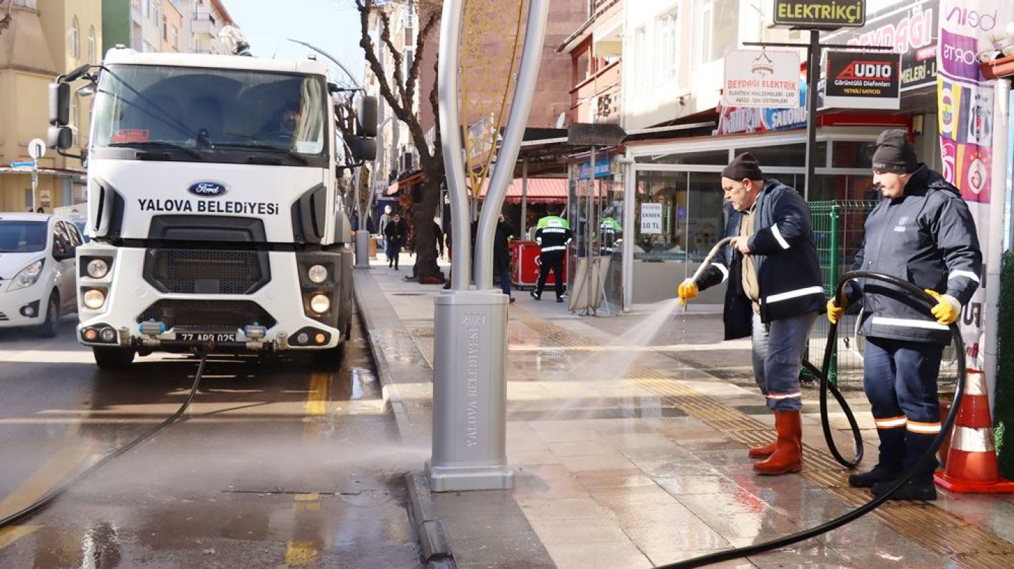 CADDE, SOKAK VE KALDIRIMLAR TAZYİKLİ SULARLA YIKANDI