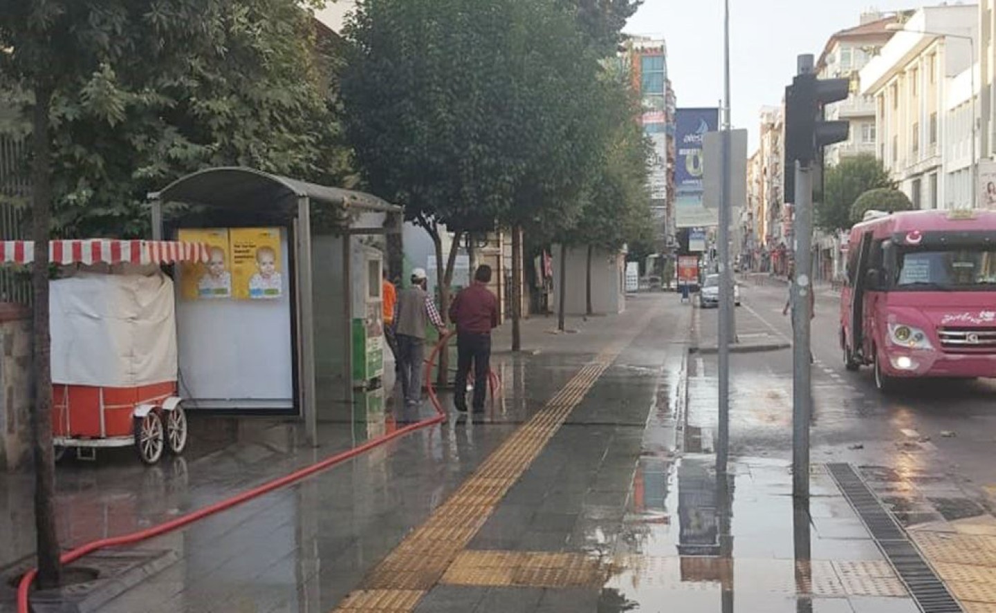 CADDE VE SOKAKLAR DETERJANLI SUYLA YIKANDI