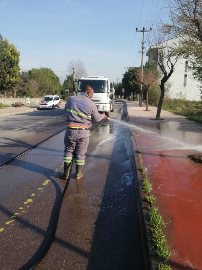 CADDE VE SOKAKLAR DEZENFEKTE EDİLİYOR