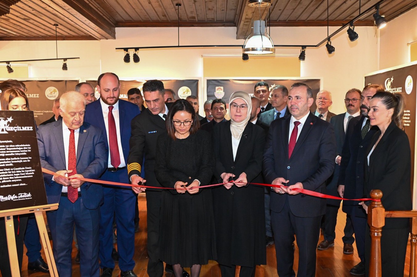 ÇANAKKALE GEÇİLMEZ SERGİSİ BÜYÜK ALKIŞ TOPLADI