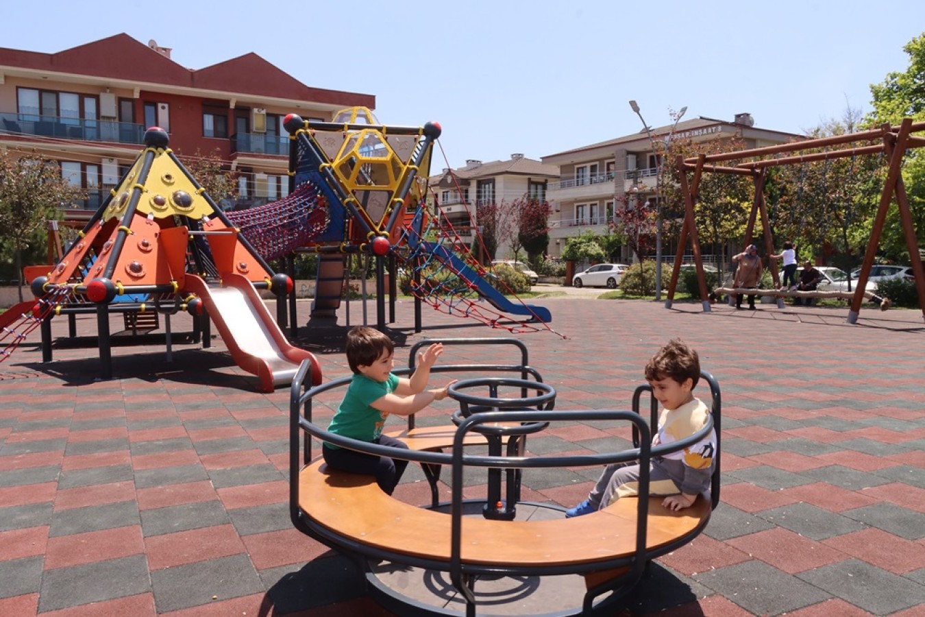 ÇOCUK PARKLARI MODERN BİR GÖRÜNÜME KAVUŞTU