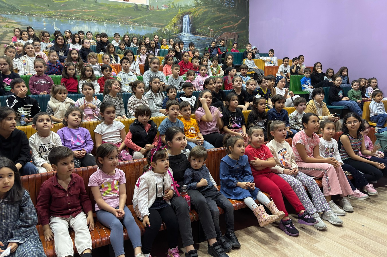 ÇOCUK TİYATROSU BU KEZ KARAGÖZ VE HACİVAT'I ÇOCUKLARLA BULUŞTURDU