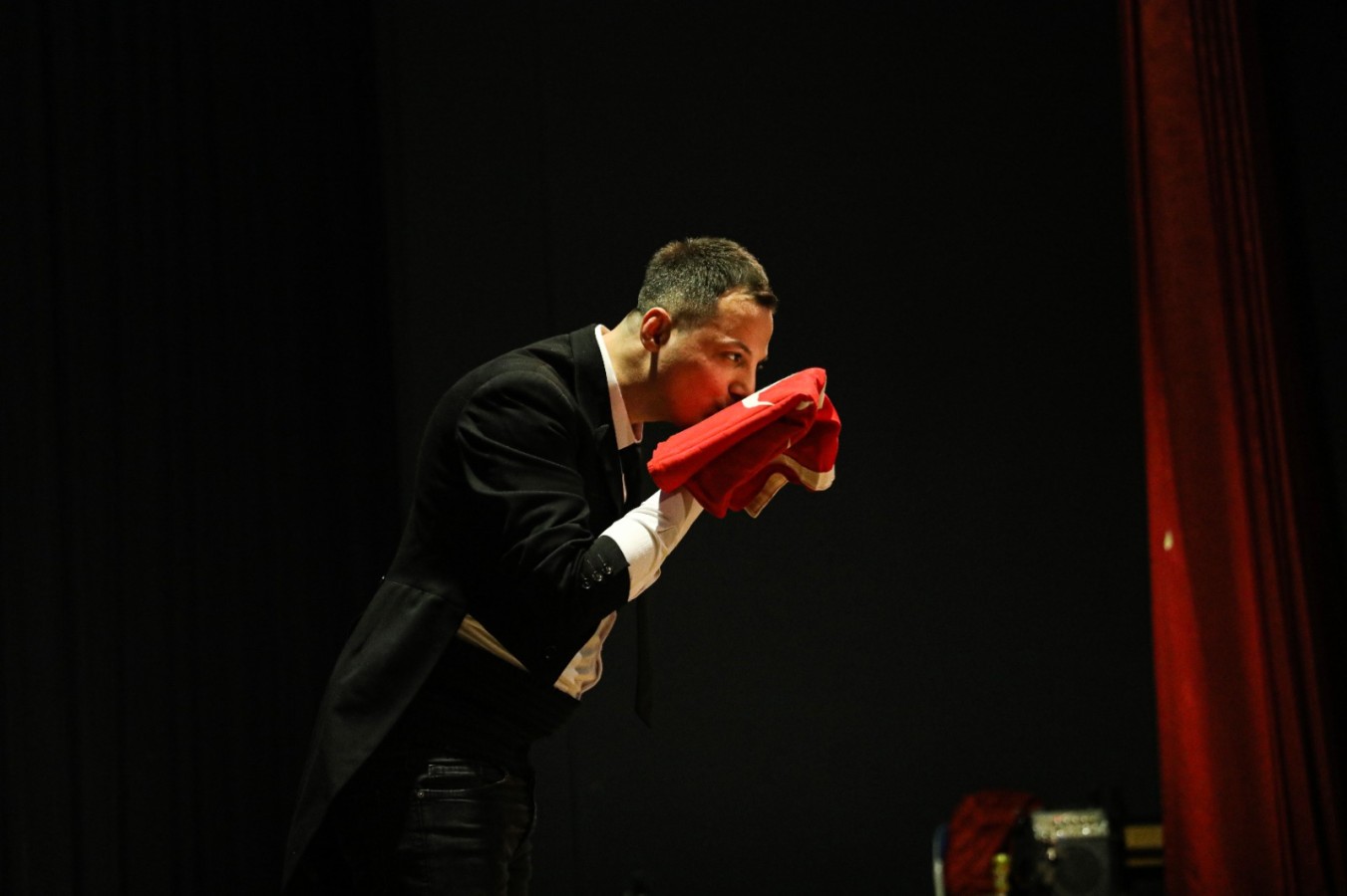 ÇOCUK TİYATROSU’NDA ŞEHİTLER TÜRK BAYRAĞI AÇILARAK ANILDI