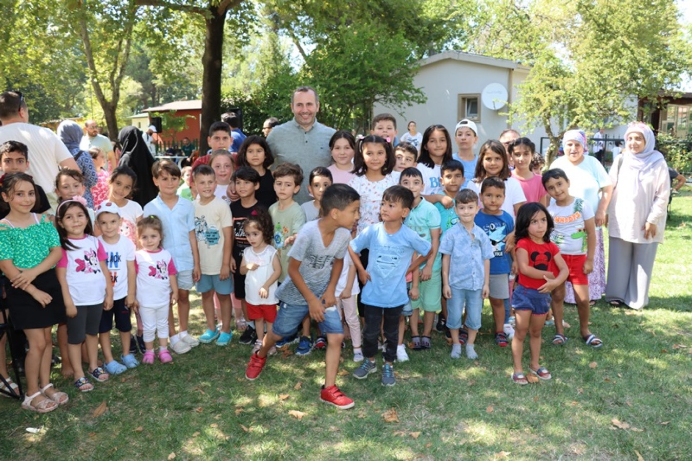 ÇOCUKLAR CUMARTESİ GÜNÜNÜ İPLE ÇEKİYOR