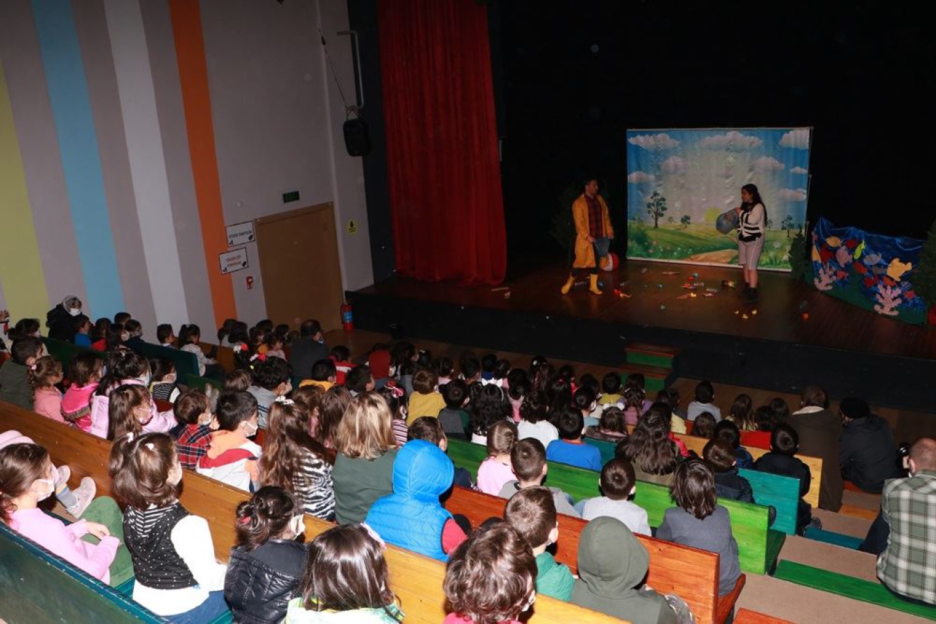 ÇOCUKLAR KIRMIZI BALIK İSİMLİ ÇOCUK OYUNUYLA NEŞELİ DAKİKALAR YAŞADI