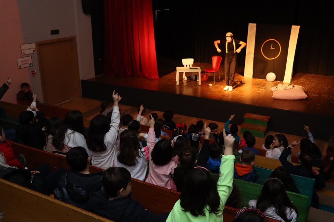 ÇOCUKLAR PANDOMİM GÖSTERİSİYLE EĞLENDİ